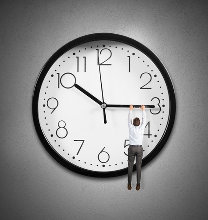 העובד או המעסיק: מי צריך להוכיח שעות עבודה בתביעת פיצויי פיטורין?